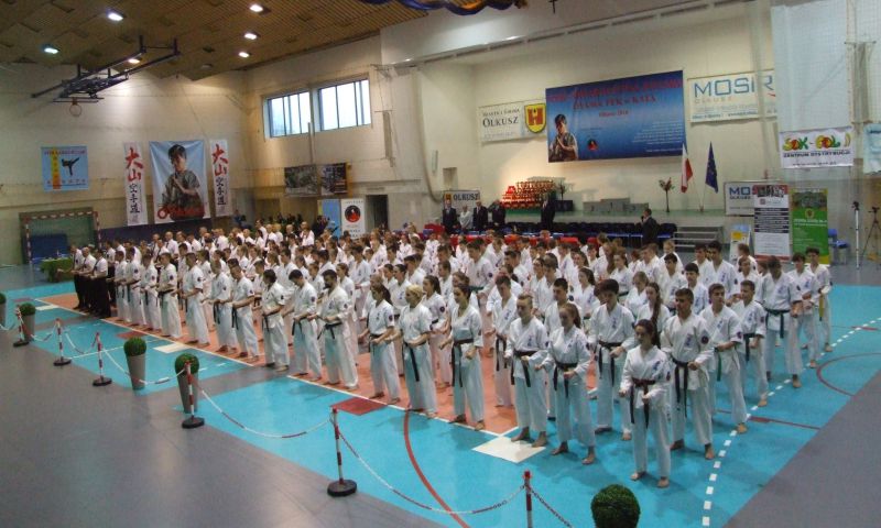 Uczestnicy zawodów Oyama Karate w Hali Sportowo-Widowiskowej w Olkuszu