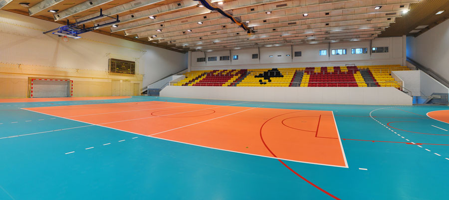Zdjęcie sali głównej hali sportowo-widowiskowej w Olkuszu wraz z trybunami