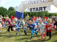 Dzieci startują w biegu podczas biegu rekreacyjnego w ramach akcji Polska Biega