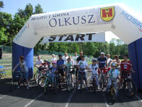 Dzieci na rowerach podczas Rodzinnych Rozgrywek Sportowych