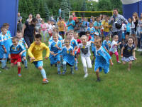 Dzieci startują w biegu podczas młodzieżowego dnia dziecka