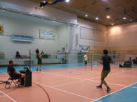 Mecz badmintona w hali sportowo-widowiskowej w Olkuszu podczas owartego turnieju badmintona