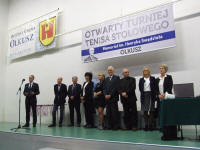Organizatorzy podczas uroczystego otwarcia otwartego turnieju tenisa stołowego memoriału Henryka Swędzioła