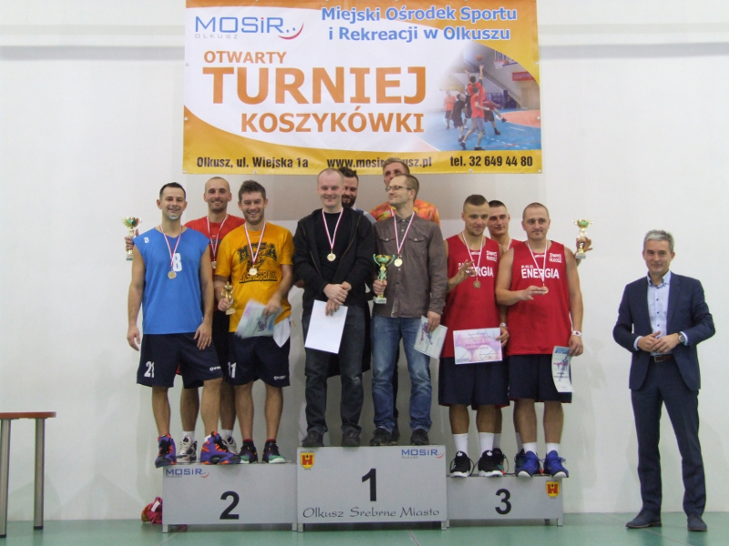 Zwycięzcy otwartego turnieju triobasketu na podium w hali sportowo-widowiskowej w Olkuszu