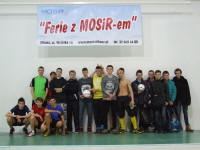 Zdjęcie grupowe uczestników turnieju piłki nożnej organizowanego podczas Ferii z MOSiR-em