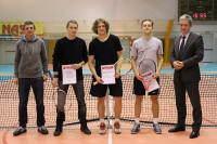 Zdjęcie grupowe uczestników podczas halowych grand Prix Olkusza w tenisie ziemnym