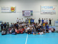 Zdjęcie grupowe młodzieży podczas zawodów sportowych organizowanych w hali sportowo-widowiskowej w Olkuszu