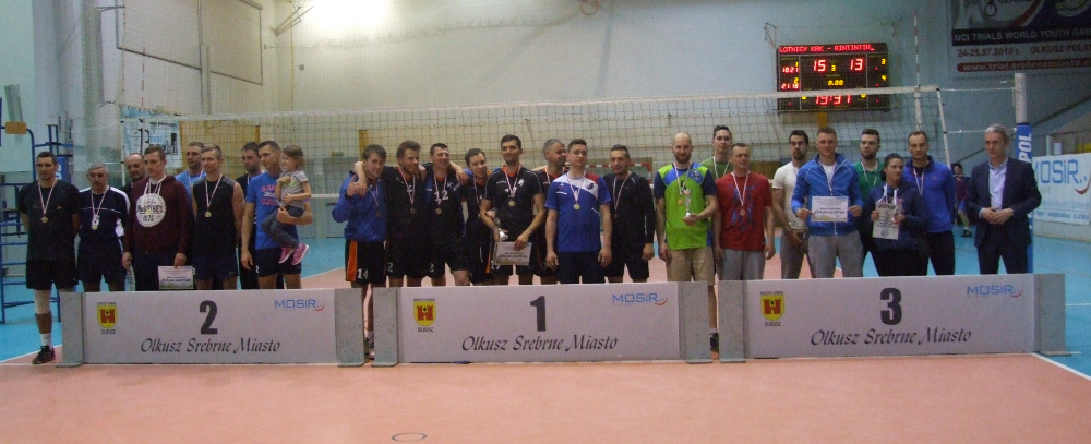 Zwycięzcy otwartego turnieju siatkówki o puchar srebrnego miasta po dekoracji w hali sportowo-widowiskowej w Olkuszu