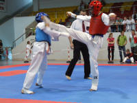 Walka zawodników na macie podczas mistrzsotw Polski południowej Oyama Karate