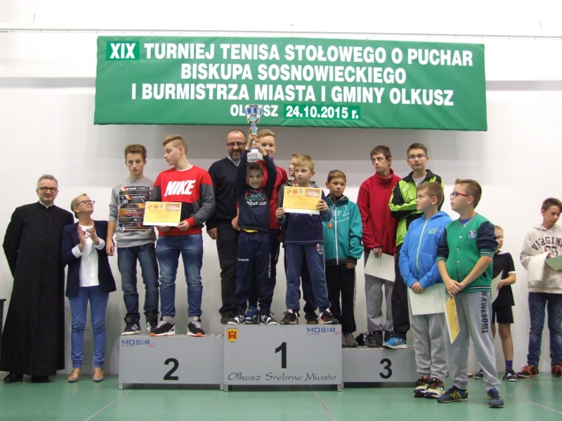 Zwycięzcy na podium podczas 19 turnieju tenisa stołowego o puchar Biskupa Sosnowieckiego i Burmistrza Miasta i Gminy Olkusz