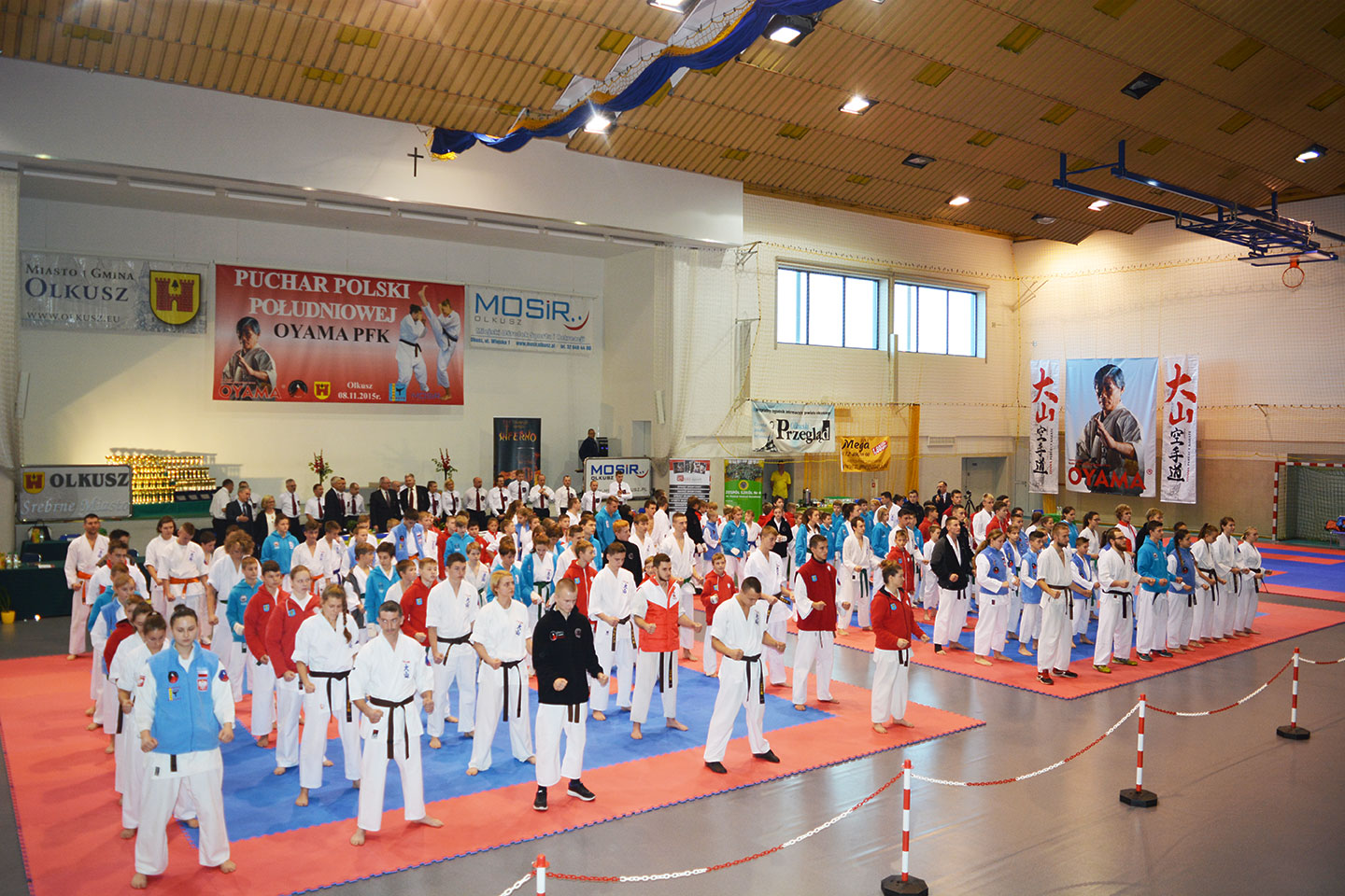 Zdjęcie grupowe zawodników w kimono podczas pucharu Polski południowej Oyama Karate w hali sportowo-widowiskowej w Olkuszu