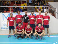 Zdjęcie grupowe uczesników otwartego turnieju siatkówki na tle baneru MOSiR Olkusz