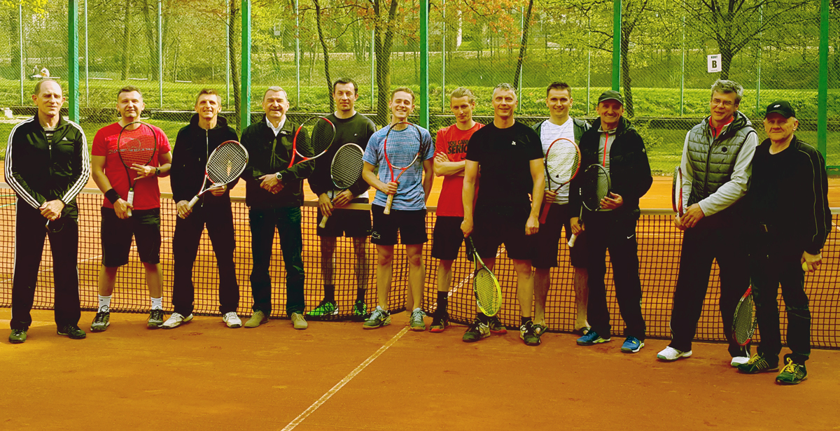 Zdjęcie grupowe tenisistów podczas mistrzostw Olkusza w tenisie ziemnym na kortach w Olkuszu