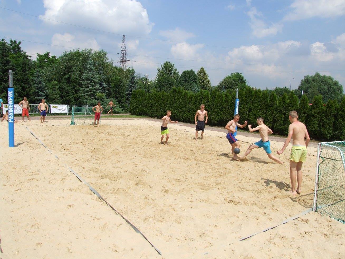 Chłopcy grają w piłkę nożną plażową na kompleksie basenowo-rekreacyjnym OSW Czarna Góra w Olkuszu