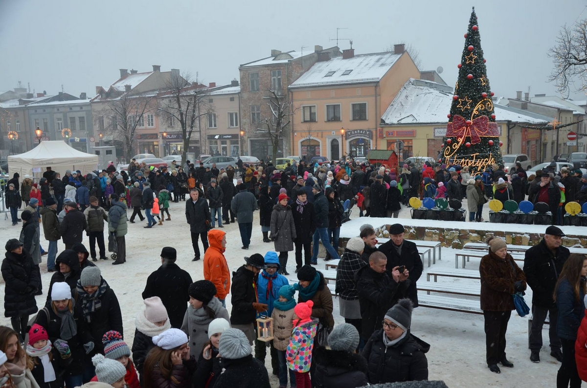 Zdjęcie mieszkańców Olkusza na Rynku podczas spotkania wigilijnego
