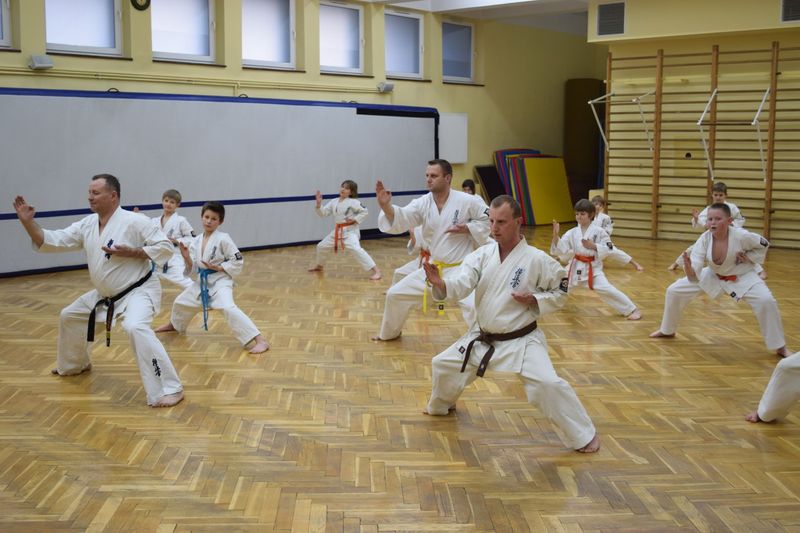 Dzieci w kimono ćwiczą sztuki walki w sali lustrzanej MOSiR Olkusz