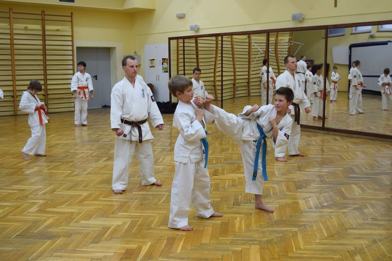 Dzieci w kimono ćwiczą sztuki walki w sali lustrzanej MOSiR Olkusz