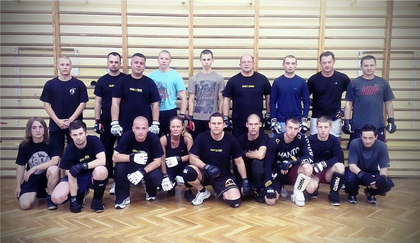 Zdjęcie grupowe zawodników powiatowego centrum sportów walki Ju-Jitsu i MMA