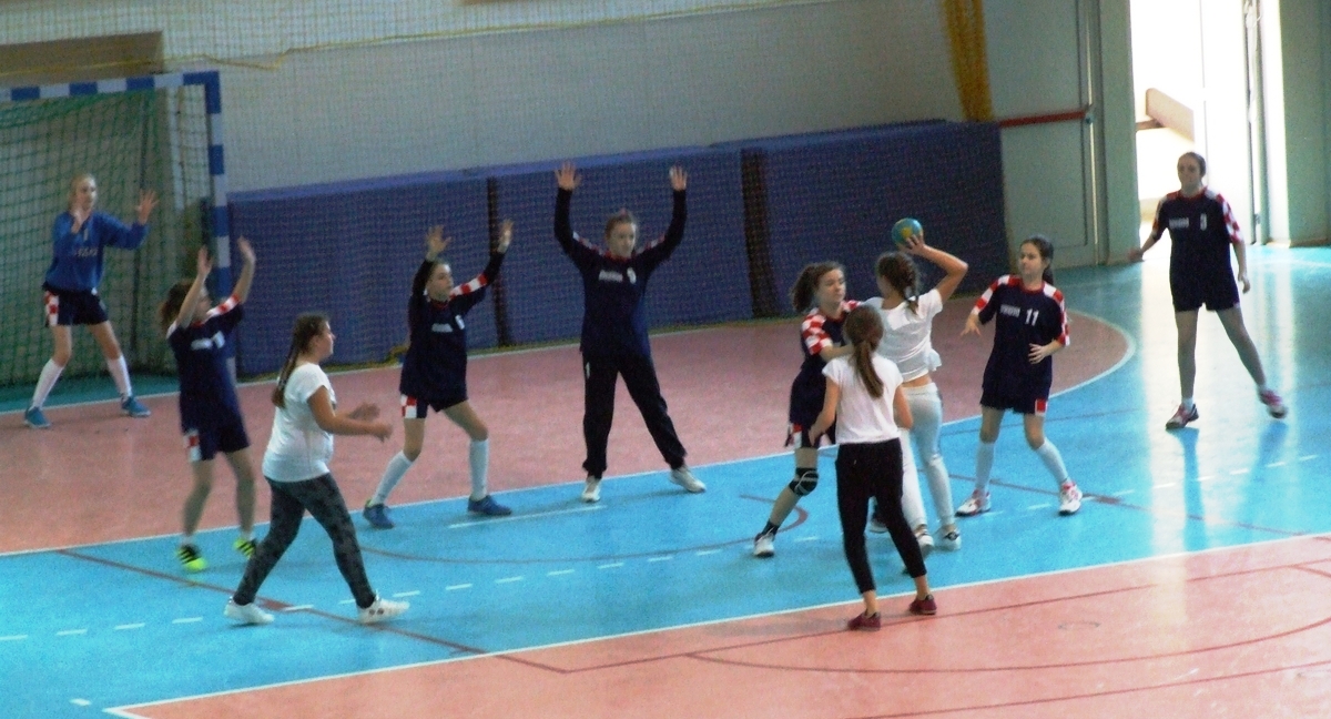 Mecz dziewcząt podczas Igrzysk Powiatowych w Piłce Ręcznej