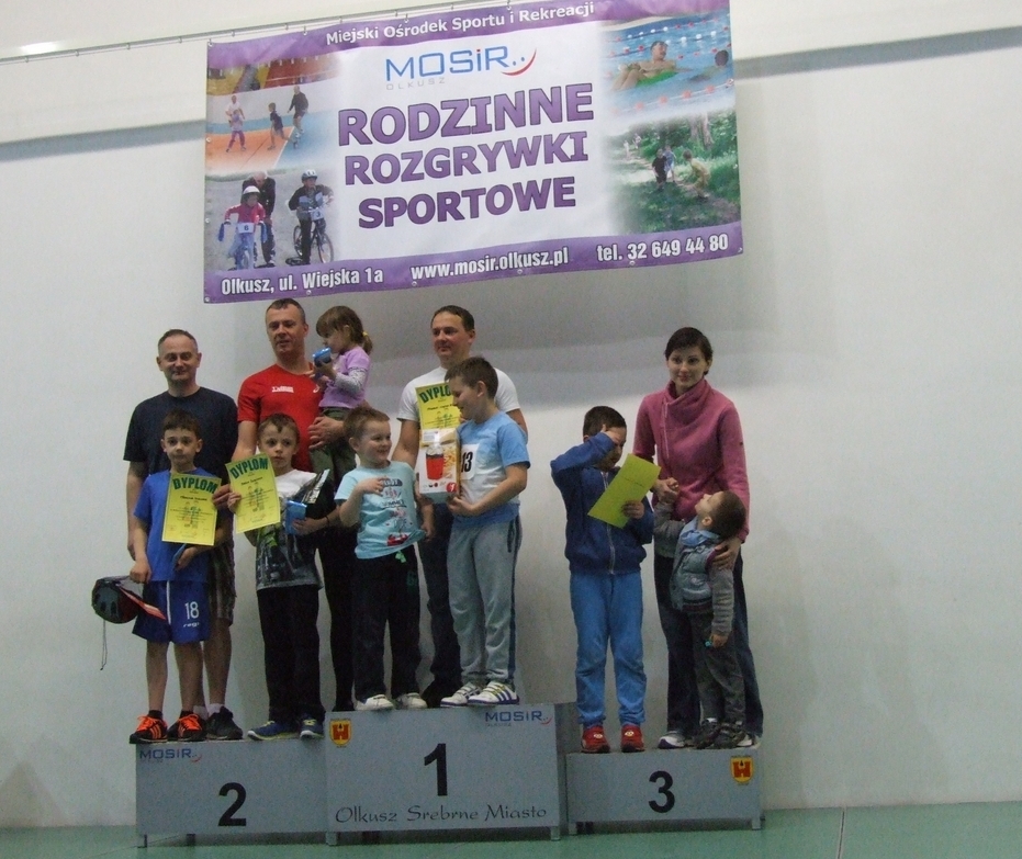 Zwycięzcy rodzinnych rozgrywek sportowych na podium