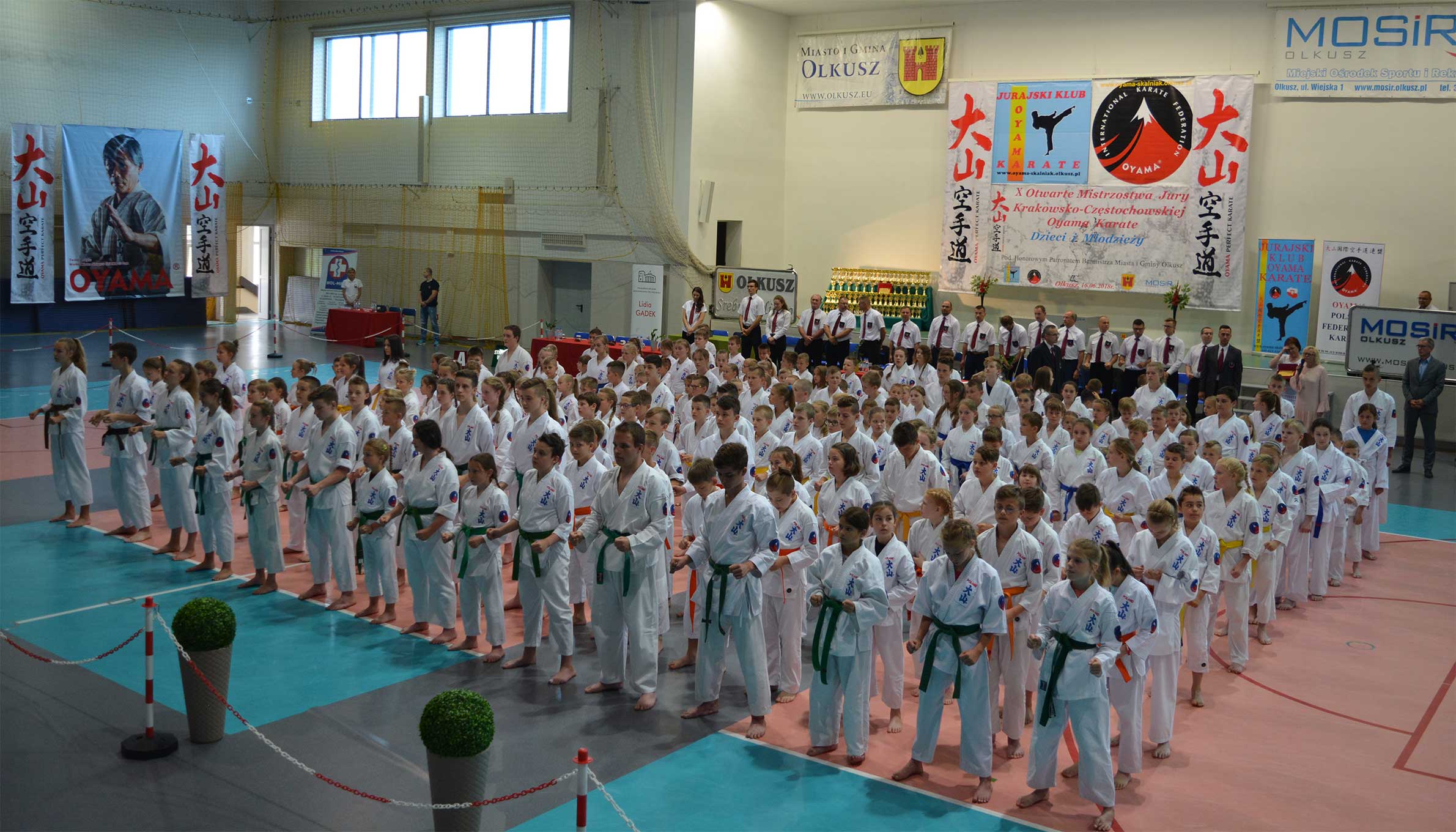 Uczestnicy podczas X Otwartych Mistrzostw Jury Krakowsko-Częstochowskiej Oyama Karate Dzieci i Młodzieży