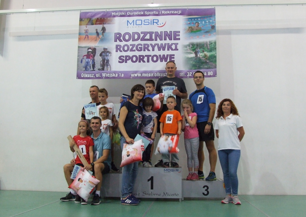 Zwycięzcy na podium podczas rodzinnych rozgrywek sportowych