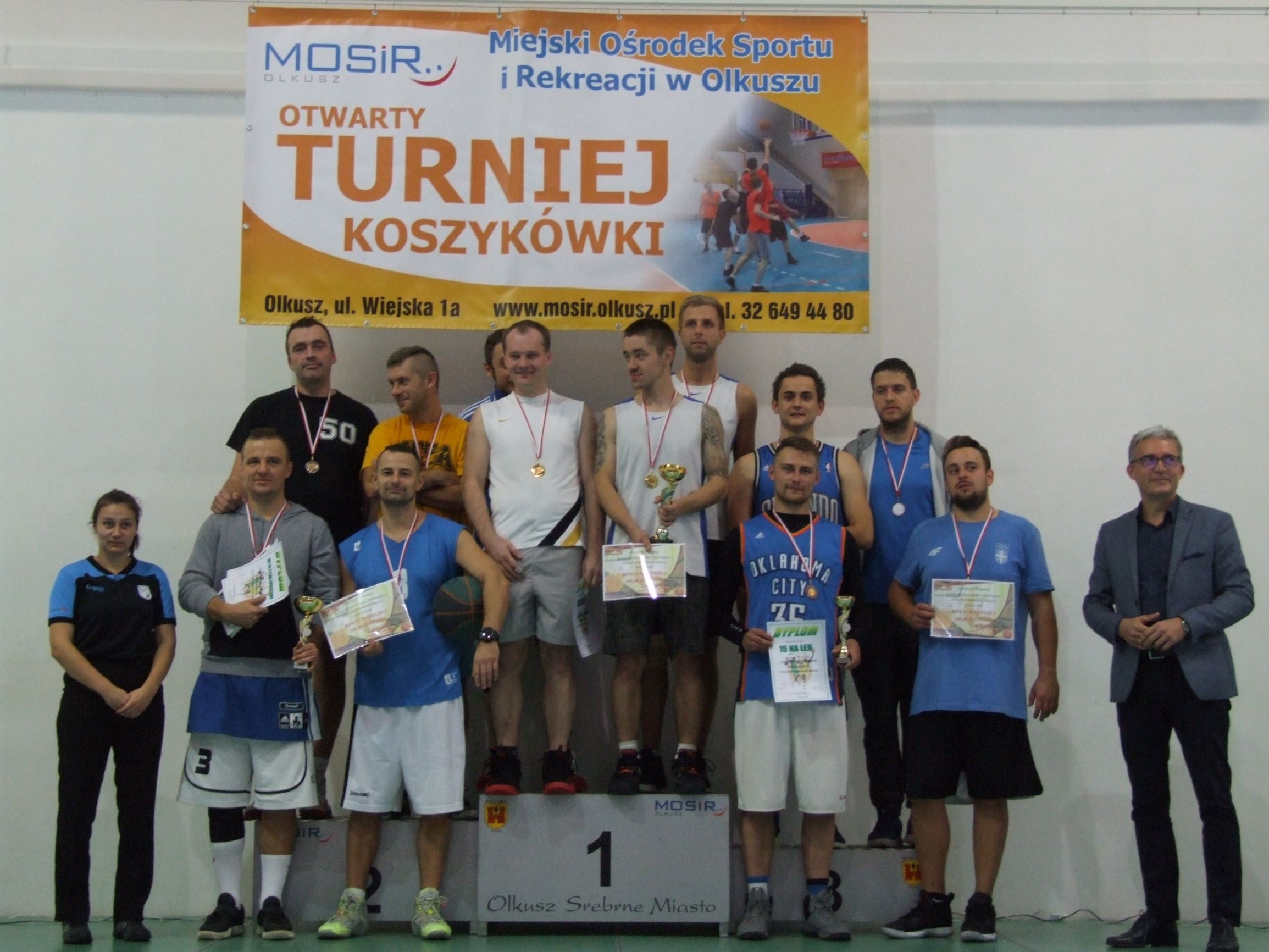Zdjęcie najlepszych drużyn na podium podczas Otwartego Turnieju Triobasketu