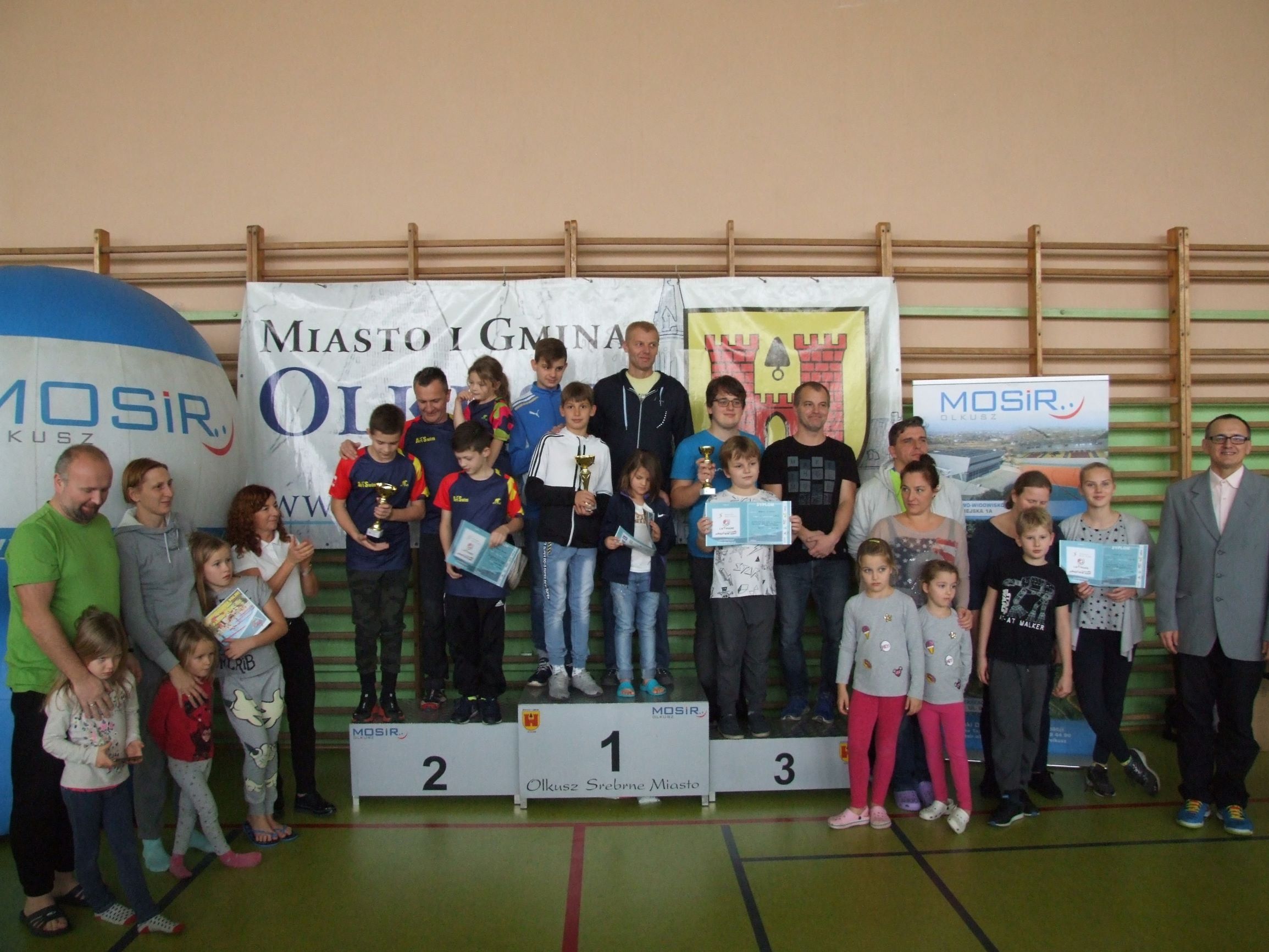 Zdjęcie zwycięzców na podium podczas Mistrzostw Polski w Pływaniu Family Cup dla Amatorów