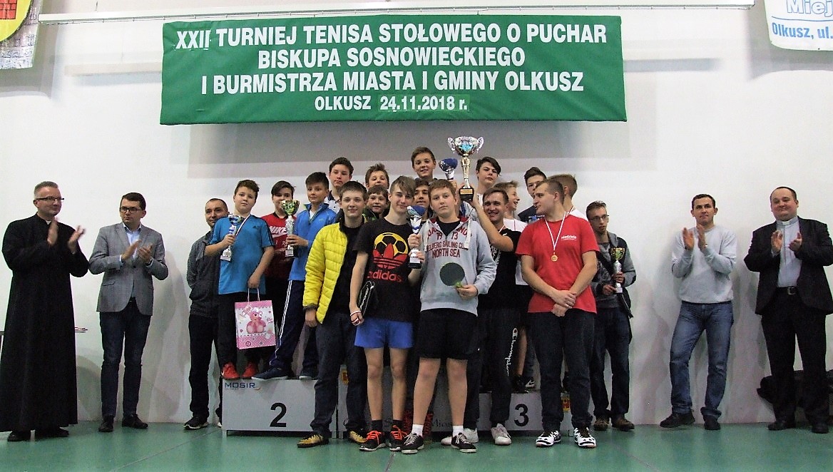 Zwycięzcy na podium podczas XXII Turnieju Tenisa Stołowego o Puchar Biskupa Sosnowieckiego i Burmistrza Miasta i Gminy Olkusz