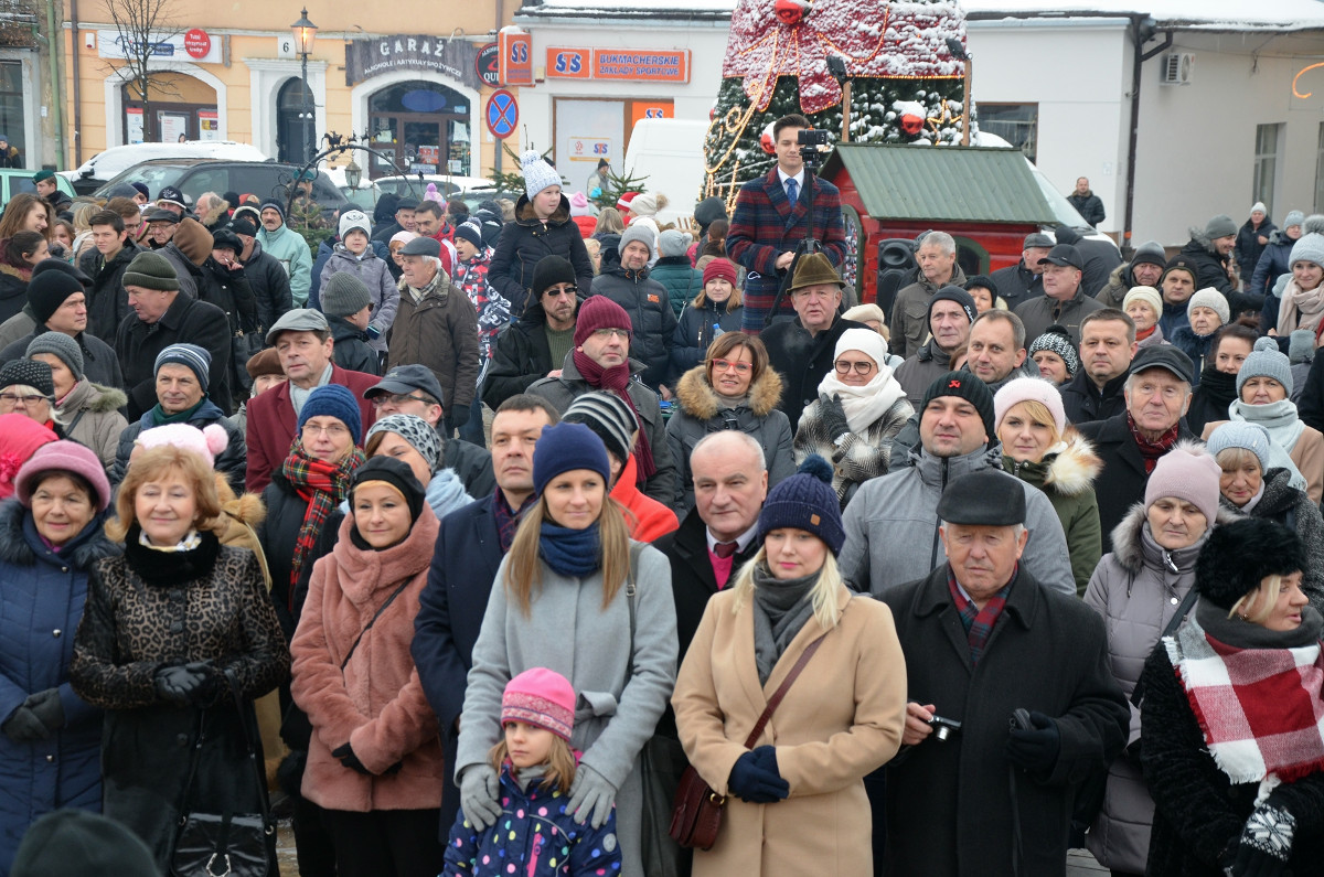 Zdjęcie mieszkańców Olkusza podczas spotkania wigilijnego na olkuskim rynku