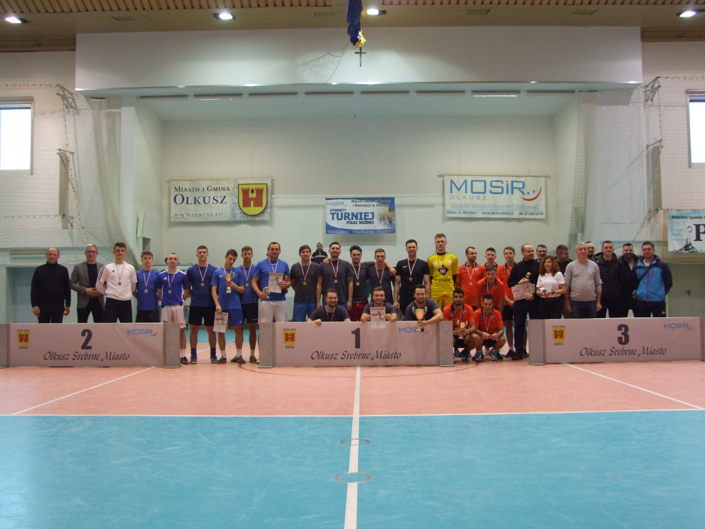 Zdjęcie grupowe drużyn po Otwartym Turnieju Halowej Piłki Nożnej o Puchar Srebrnego Miasta