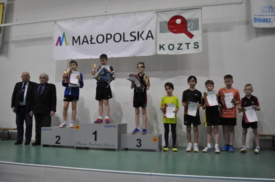 Zawodnicy na podium podczas 3 Wojewódzkiego Turnieju Klasyfikacyjnego Żaczek i Żaków w Tenisie Stołowym