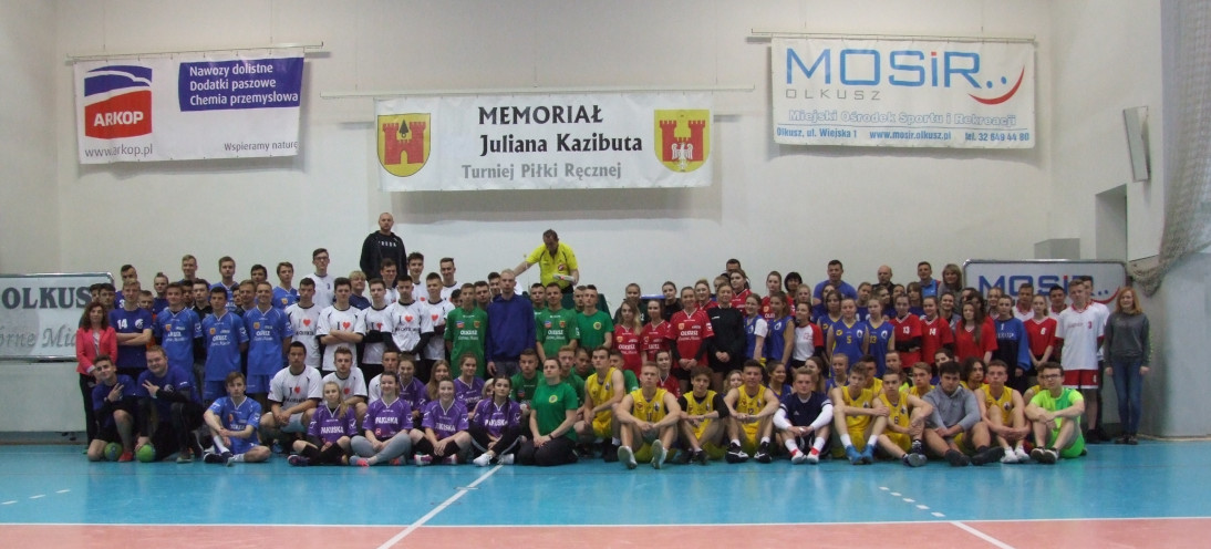 Zdjęcie grupowe uczestników XI Memoriału Juliana Kazibuta - Turnieju Piłki Ręcznej