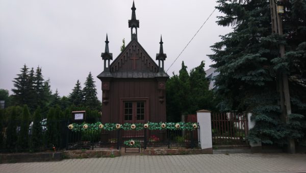 Drewniana kapliczka w Olkuszu z trzema strzelistymi wieżyczkami