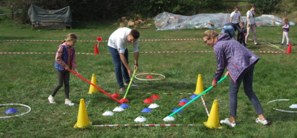 Rodzina bierze udział w konkurencji rekreacyjno-sportowej