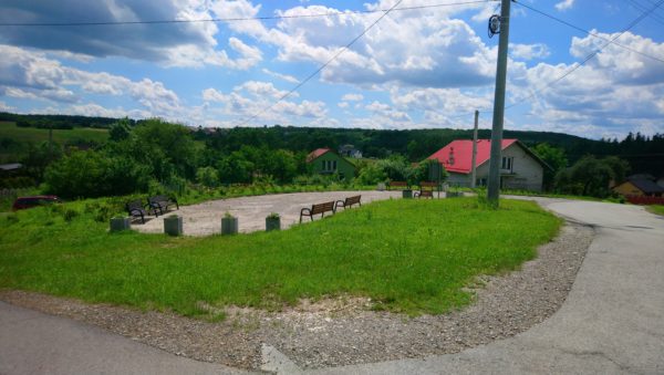Plac z ławkami w Niesułowicach