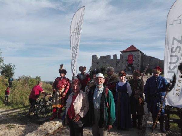 Uczestnicy Juromanii na tle zamku Rabsztyn