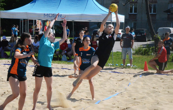 Zawodniczki SPR grają w piłkę ręczną plażową
