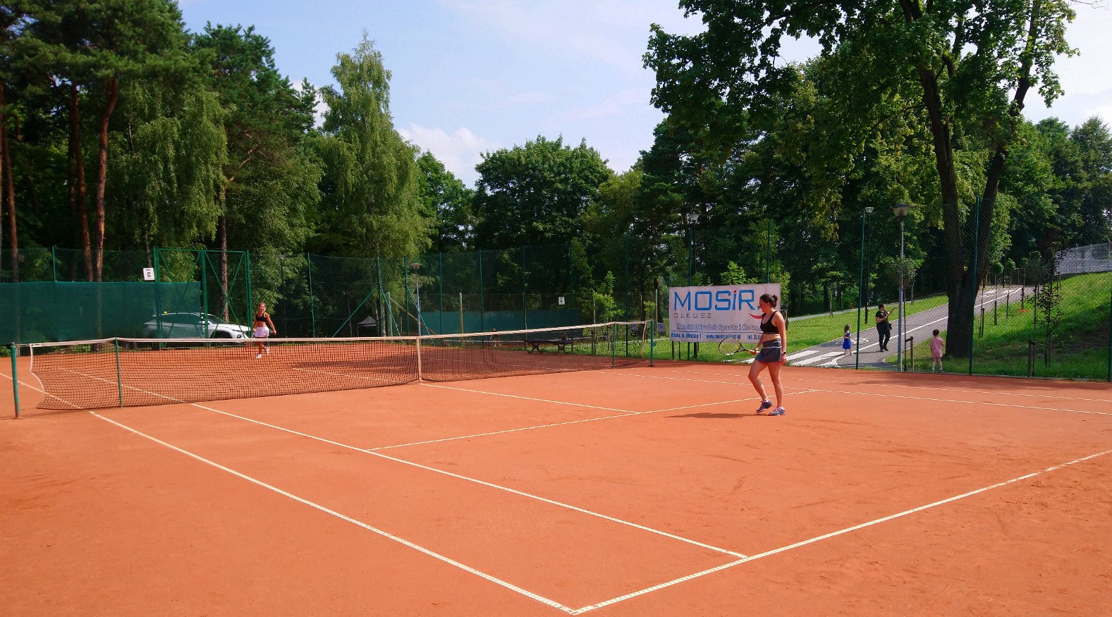 Kobiety grają w tenisa ziemnego podczas turnieju Orlich Gniazd by HEAD