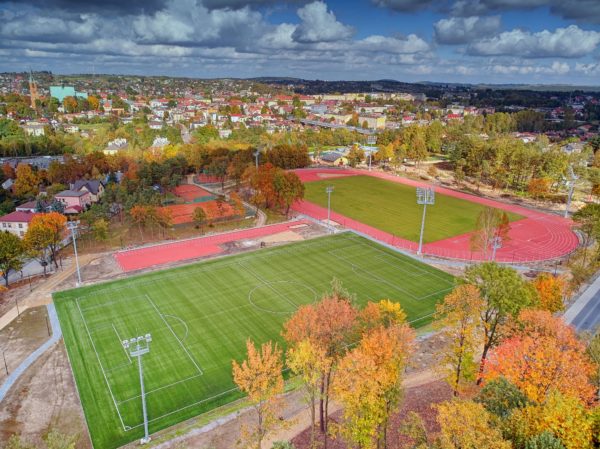 Stadion Lekkoatletyczno-piłkarski z boiskiem z nawierzchnią ze sztucznej trawy na OSW "Czarna Góra" w Olkuszu