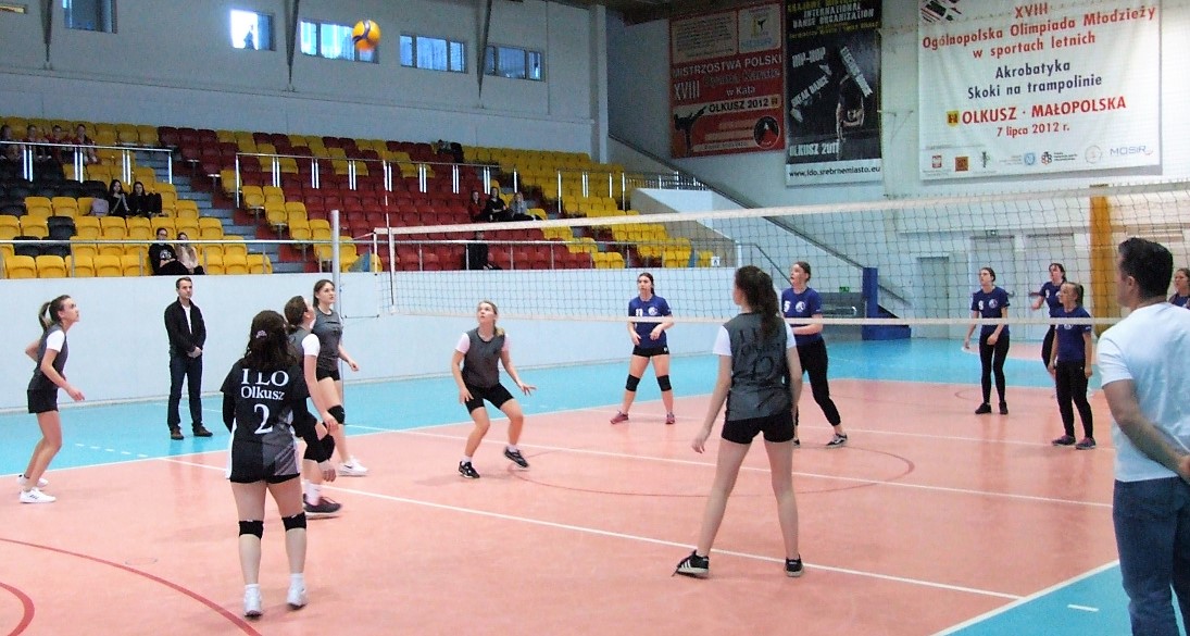 Dziewczęta grają w piłkę siatkową podczas Licealiady Młodzieży