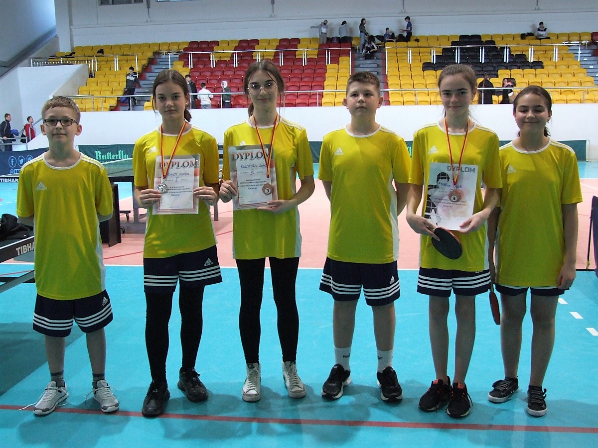 Młodzież z medalami podczas Igrzysk Dzieci i Młodzieży Szkolnej w Tenisie Stołowym