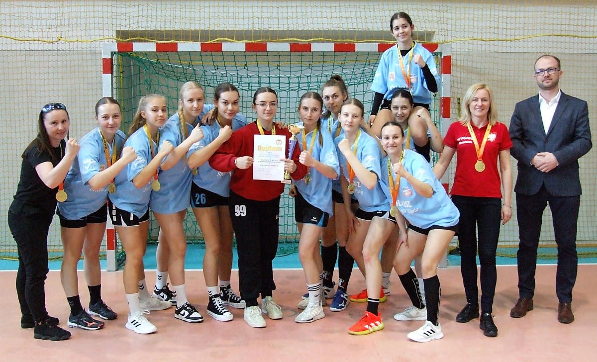 Dziewczęta z pucharem i medalami Wojewódzkiego finału Licealiady w piłce ręcznej