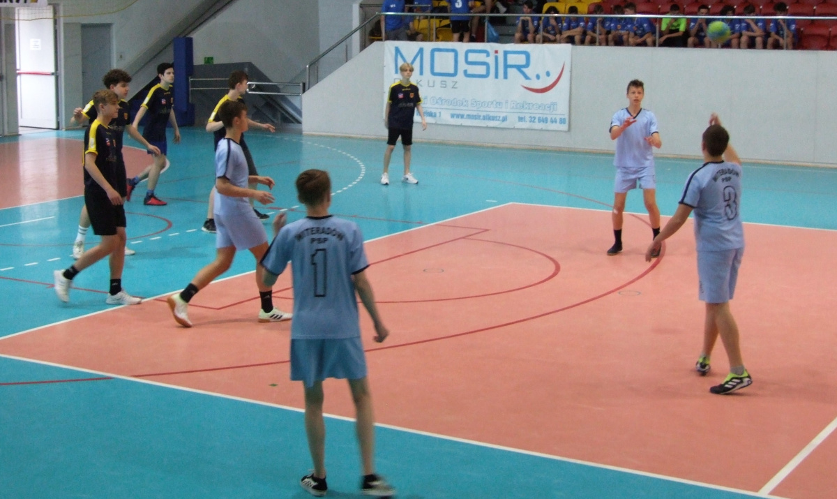 Chłopcy rozgrywają mecz piłki ręcznej podczas Powiatowych Igrzysk Młodzieży Szkolnej