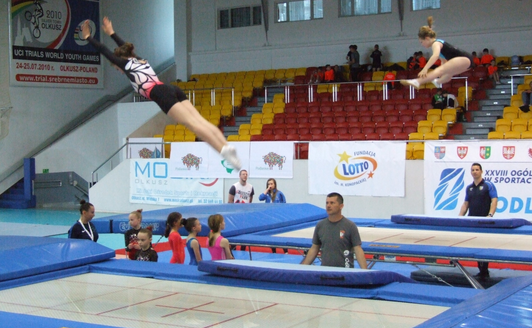 Zawodniczki na trampolinie podczas XXVIII Ogólnopolskiej Olimpiady Młodzieży w Sportach Halowych Podlaskie 2022