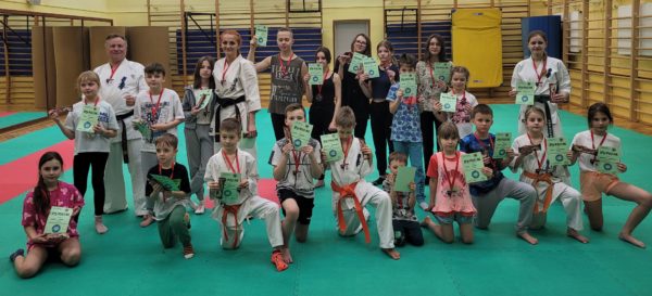 Dzieci prezentują dyplomy za uczestnictwo w XXVIII Akademii karate i samoobrony