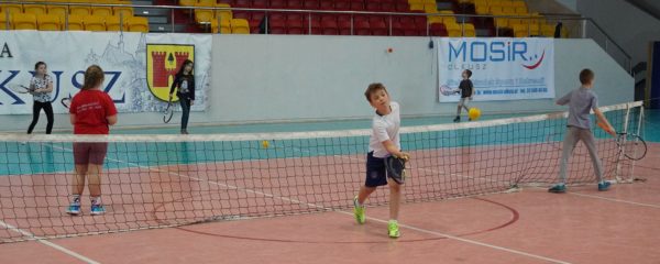 Dzieci grają w tenisa ziemnego w Hali Sportowo-Widowiskowej w Olkuszu